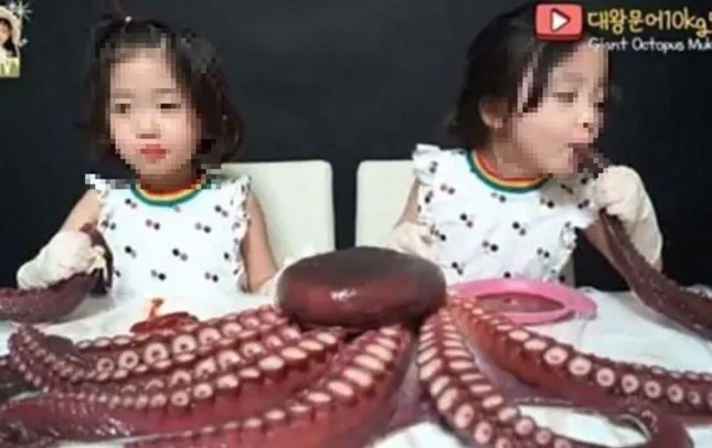 Cha mẹ YouTuber Hàn bị "ném đá" vì bóc lột con, kiếm tiền tỷ mua nhà ảnh 2