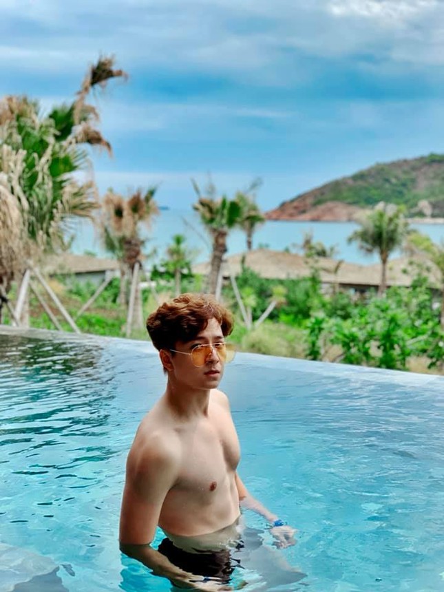 "Chạy Đi Chờ Chi" vừa kết thúc, "Thỏ đen" Ngô Kiến Huy đã bất ngờ khoe liền body 6 múi ảnh 2