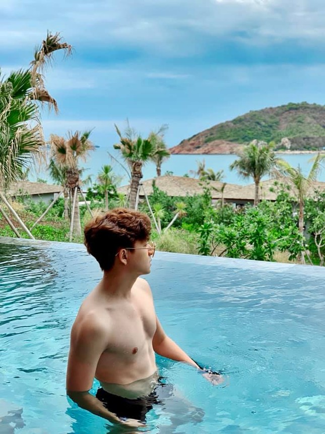 "Chạy Đi Chờ Chi" vừa kết thúc, "Thỏ đen" Ngô Kiến Huy đã bất ngờ khoe liền body 6 múi ảnh 3
