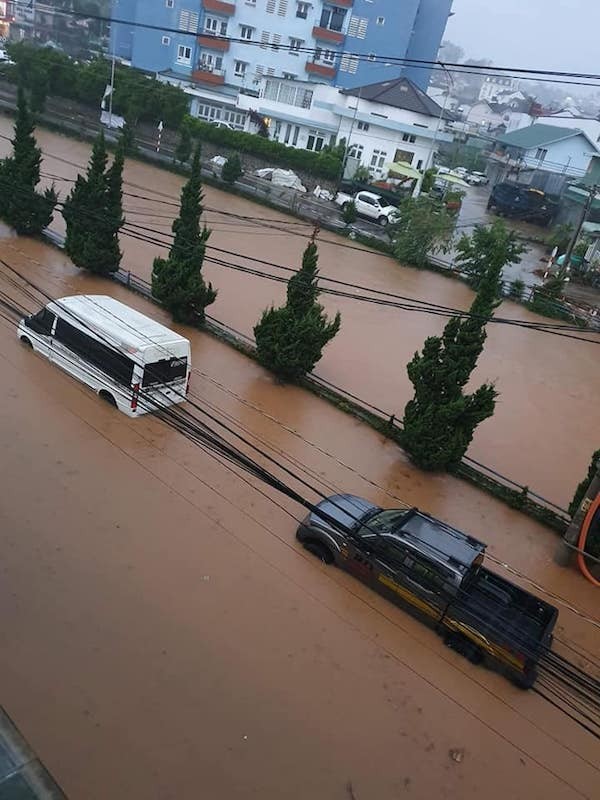 Đà Lạt ngập trong nước, dân tình "khóc ròng" thay đổi kế hoạch du hí cuối tuần ảnh 1