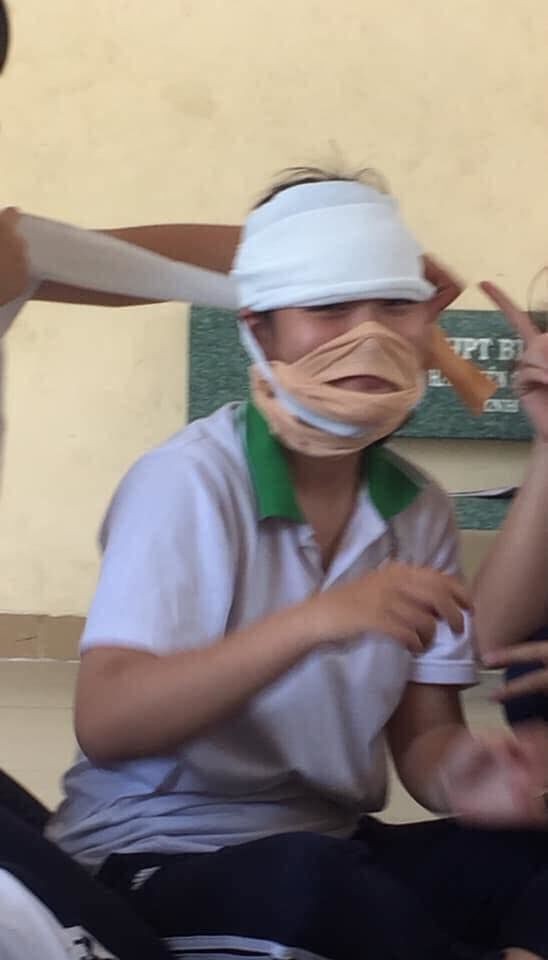 Loạt ảnh "thầy chỉ" và "học sinh làm" khi băng bó vết thương khác nhau "1 trời 1 vực" ảnh 13