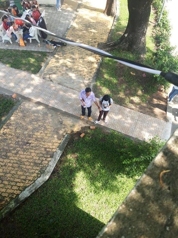 Người cha nghèo dúi từng đồng tiền lẻ cho con trai: "Ráng học nghe con, bố mẹ lo được" ảnh 2