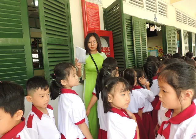 Oái oăm phụ huynh lớp 1 đòi vào trường cho con đi vệ sinh ảnh 2