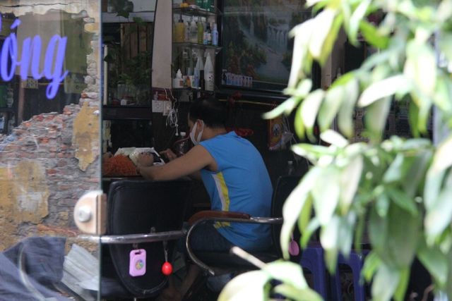 Sau vụ cháy kinh hoàng: Sơ tán con về quê, nhiều nhà dân nhận "lệnh" di dời ảnh 3