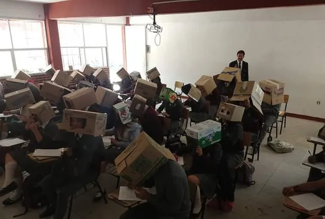 Thầy giáo Mexio gây phẫn nộ với chiêu thức chống quay cóp chưa từng có ảnh 1