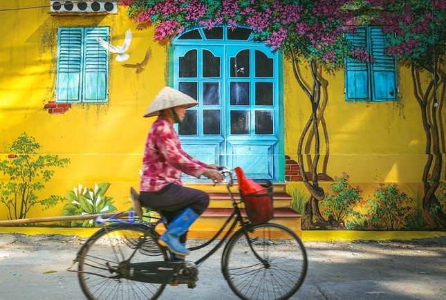 Xuất hiện làng bích họa đầu tiên ở Hà Nội "đẹp quên lối về" khiến dân tình thích thú ảnh 2