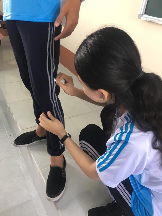 Sợ thầy phạt vì vi phạm đồng phục thể dục, teen nghĩ ra cách xử lý đầy sáng tạo ảnh 2