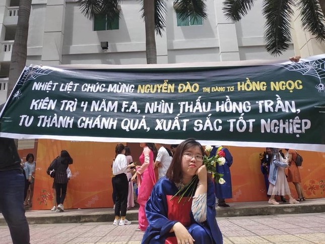 F.A suốt 4 năm ĐH, nữ sinh mặt bị hội bạn thân mang hẳn băng rôn "troll" trong ngày tốt nghiệp ảnh 1