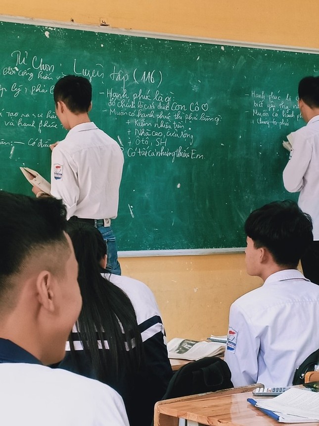 Cười ngất với cách định nghĩa về hạnh phúc của nam sinh: "Hạnh phúc là lấy được con gái cô…" ảnh 1