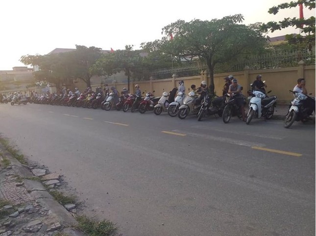 Trường người ta "gây sốt" MXH: Cả phụ huynh và học sinh xếp hàng ngay ngắn giờ tan học ảnh 3