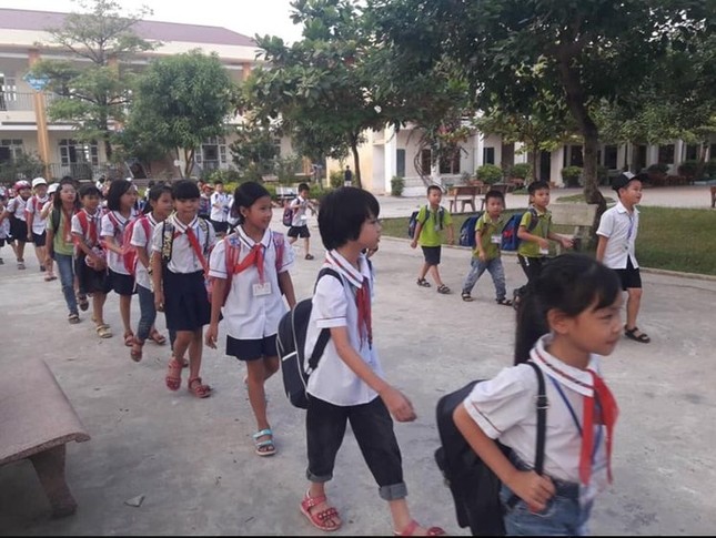 Trường người ta "gây sốt" MXH: Cả phụ huynh và học sinh xếp hàng ngay ngắn giờ tan học ảnh 5