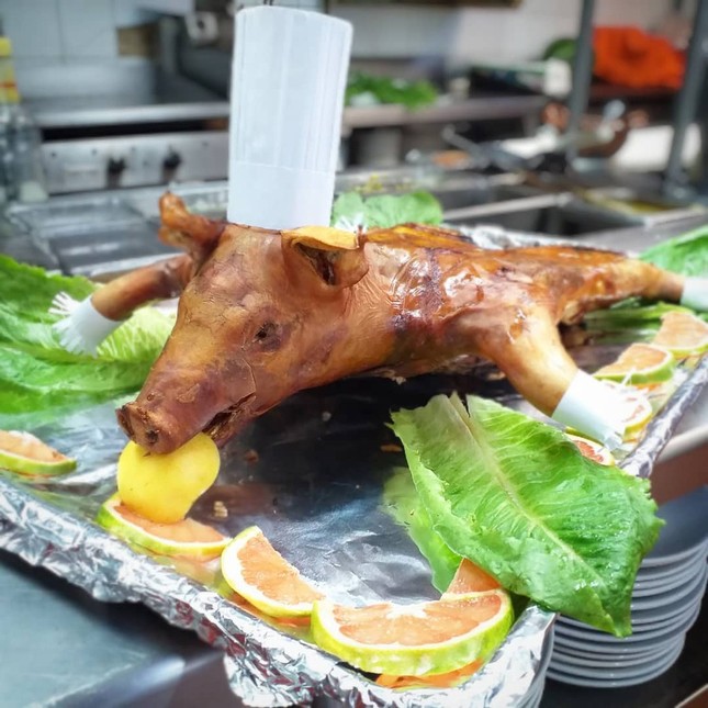 Món heo nhồi đá nóng vùi đất và 7 kiểu nướng thịt nổi tiếng khắp thế giới ảnh 11