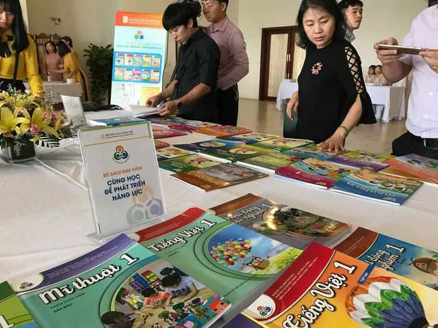 NXB Giáo dục: Sẽ tăng giá sách giáo khoa của chương trình phổ thông mới ảnh 1
