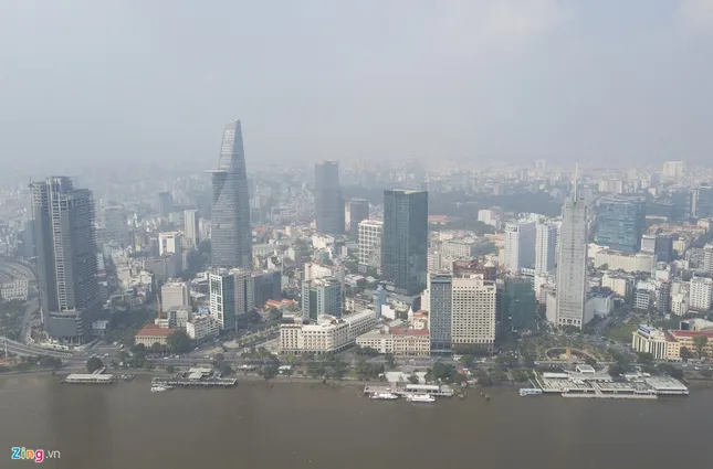 Bầu trời mịt mù khói bụi vào thời điểm TP.HCM ô nhiễm thứ 4 thế giới ảnh 1