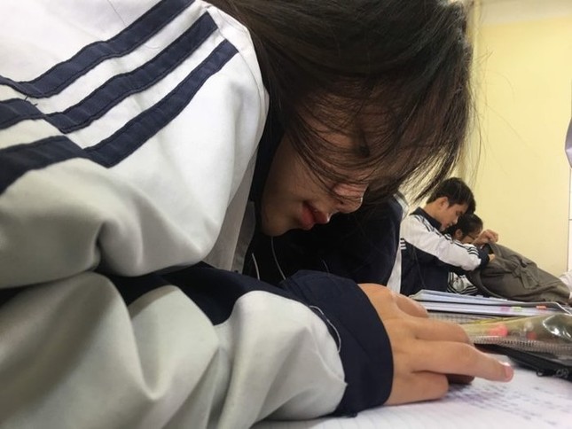 Chỉ với bức ảnh "khoe" bạn cùng bàn, cô nàng ngay lập tức được dân mạng rần rần truy tìm "info" ảnh 1