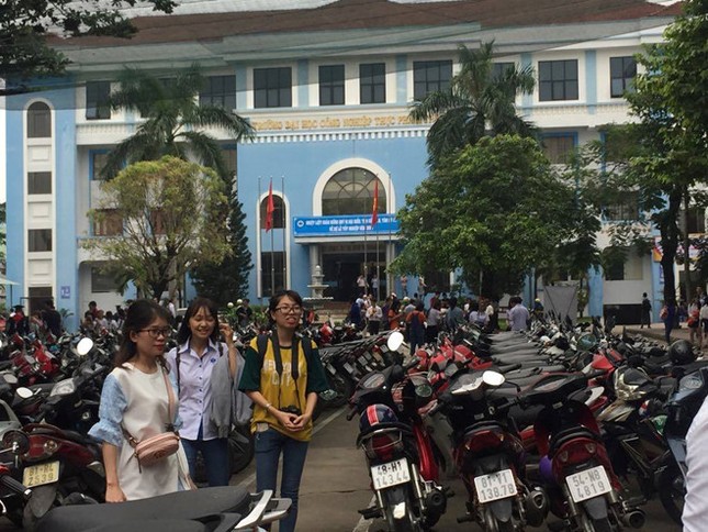 ĐH Công nghiệp thực phẩm TP.HCM: Sinh viên phải mặc đồng phục suốt tuần, cấm cạo trọc đầu ảnh 1