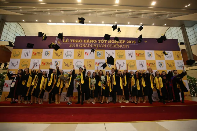 Cử nhân, thạc sĩ của khoa Quốc tế - ĐH Quốc gia Hà Nội dự lễ tốt nghiệp đầy xúc động ảnh 2