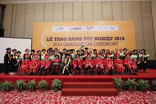 Cử nhân, thạc sĩ của khoa Quốc tế - ĐH Quốc gia Hà Nội dự lễ tốt nghiệp đầy xúc động ảnh 1