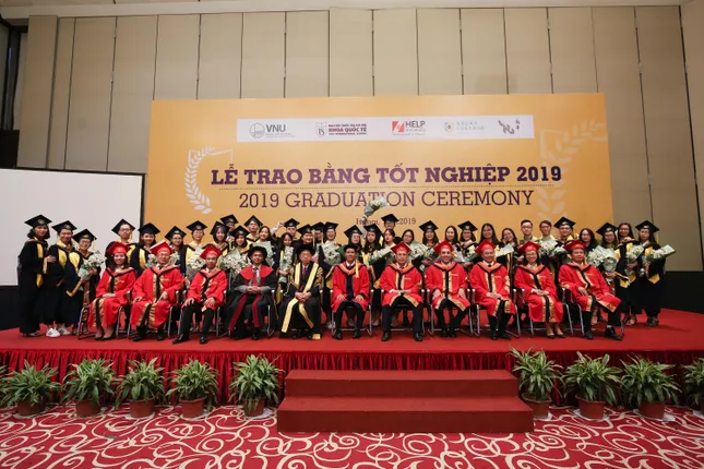 Cử nhân, thạc sĩ của khoa Quốc tế - ĐH Quốc gia Hà Nội dự lễ tốt nghiệp đầy xúc động ảnh 1
