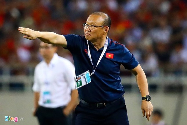 Ảnh chế bố Park bảo vệ học trò trong từng trận đấu tại SEA Games 30 ảnh 1