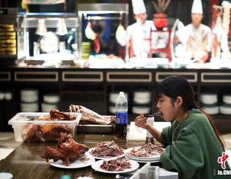 Cô gái bị loạt nhà hàng buffet cấm cửa vì ăn quá nhiều ảnh 2