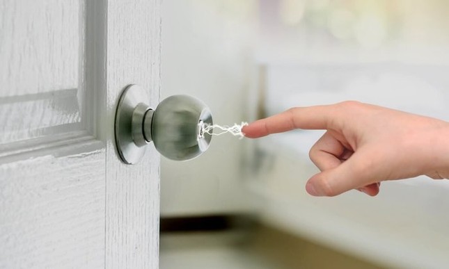 Vì sao bạn có cảm giác bị "điện giật" khi kéo chăn hoặc chạm tay vào đồ vật lúc mùa Đông? ảnh 3