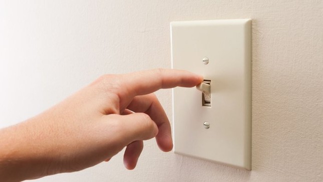 Vì sao bạn có cảm giác bị "điện giật" khi kéo chăn hoặc chạm tay vào đồ vật lúc mùa Đông? ảnh 1