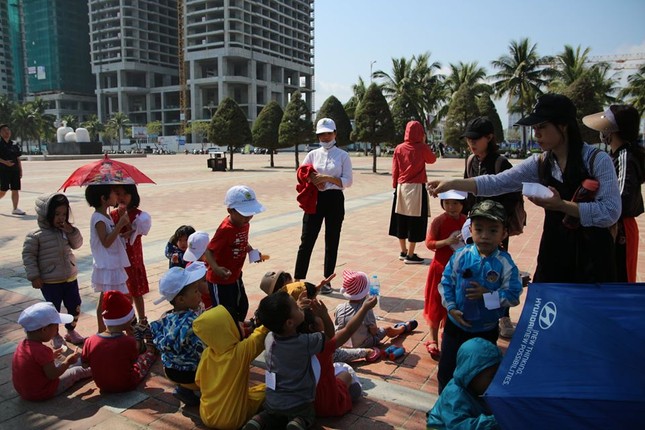 Các bạn trẻ Đà Nẵng thích thú ngắm nhật thực không-thể-bỏ-lỡ của thập kỷ 2010s ảnh 5