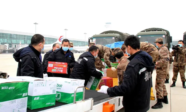 Cận cảnh 8 máy bay không quân Trung Quốc chở gần 800 quân nhân tiếp sức Vũ Hán ảnh 9