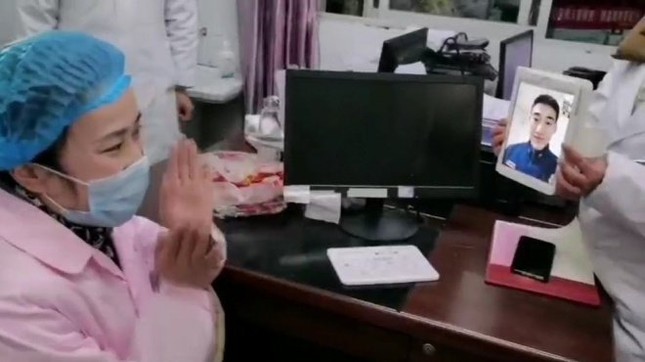 Đám cưới đặc biệt qua cuộc gọi video giữa tâm dịch virus corona ảnh 1