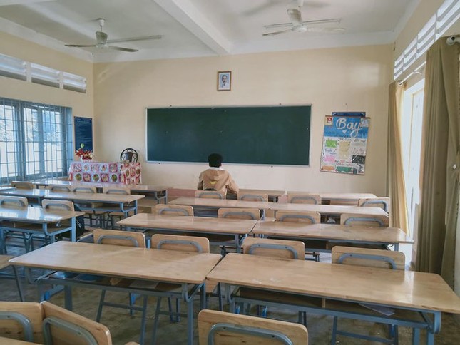 Không cập nhật thông báo nghỉ học do dịch bệnh, nam sinh cắp sách đến trường và cái kết ảnh 1