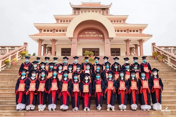 Chụp kỷ yếu giữa mùa dịch corona, lớp học nảy ra sáng kiến "độc" khiến dân mạng thích thú ảnh 1