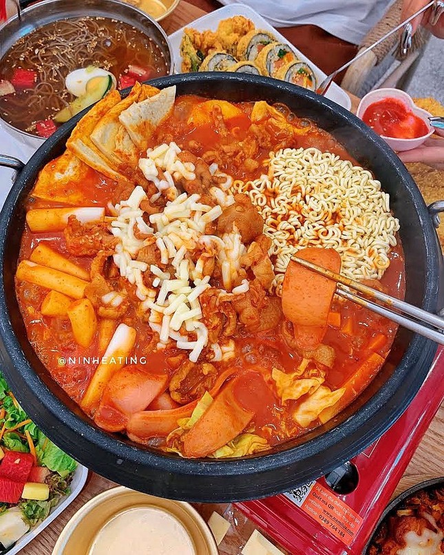 Trời lạnh mà muốn giải ngán sau Tết thì đi ăn ngay lẩu tokbokki cay nóng xứ Hàn này ảnh 3