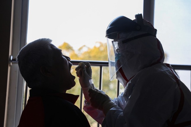Vũ Hán rà soát từng nhà, quyết không bỏ sót người nhiễm virus corona ảnh 11