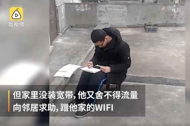 Lên sân thượng ké Wi-Fi hàng xóm để học bài giữa dịch cúm corona ảnh 2