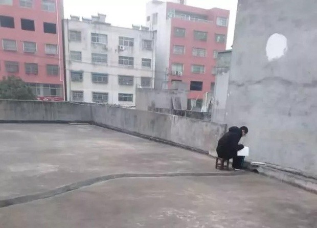 Lên sân thượng ké Wi-Fi hàng xóm để học bài giữa dịch cúm corona ảnh 1