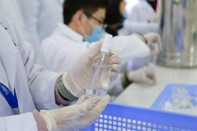 Ăn tỏi sống, đổ cồn lên quần áo, người TQ dùng đủ cách chống corona ảnh 3