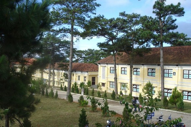 Trước diễn biến phức tạp của dịch corona, 2 ngôi trường đẹp nhất Đà Lạt tạm ngưng đón khách tham quan ảnh 2