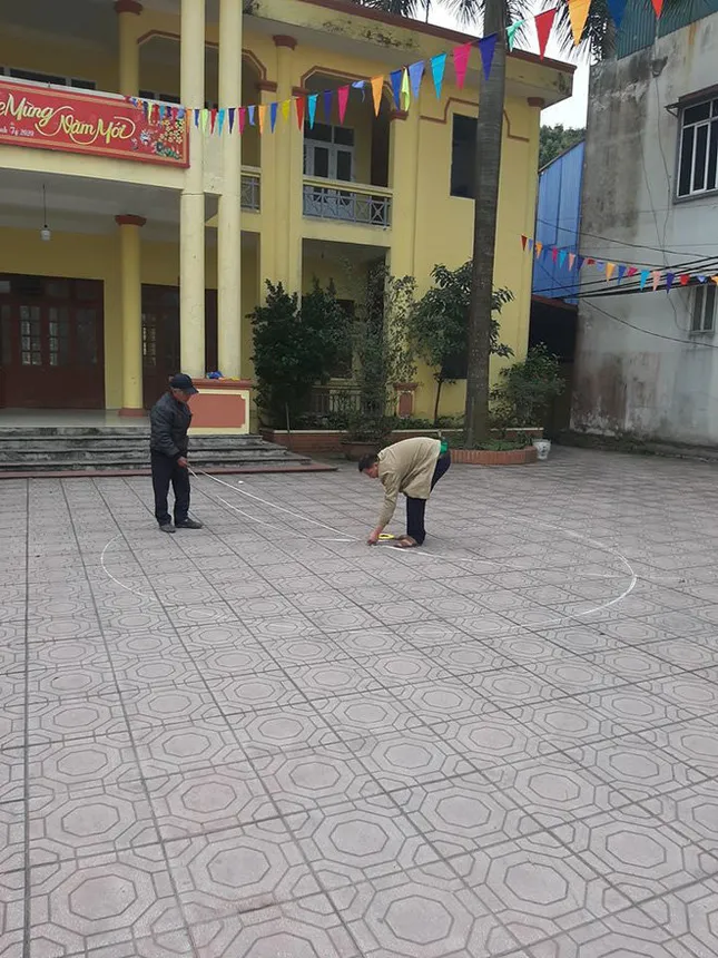 Sắp thi bằng lái xe máy, cô gái được bố mẹ dành tâm huyết vẽ vòng số 8 cho tập dượt ảnh 1