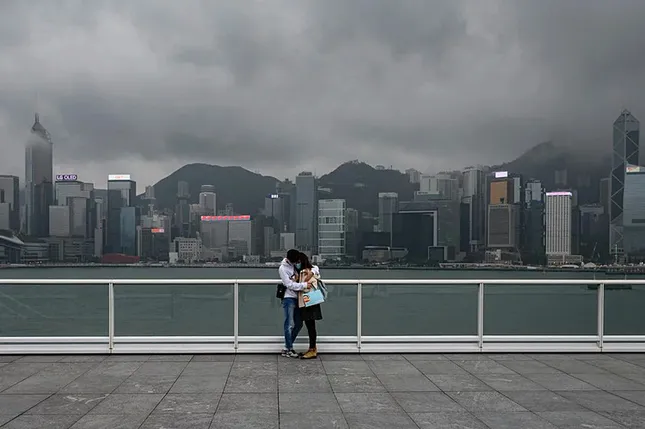 Dịch bệnh nCoV có thể sẽ làm thay đổi thói quen ôm hôn chào hỏi ảnh 1