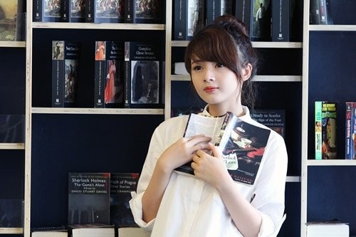 Cô nàng làm mất sách cổ trong thư viện, phản ứng của người quản lý khiến dân mạng bất ngờ ảnh 1