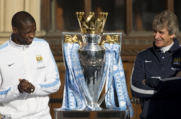 CĐV phấn khích leo cột điện xem Man City diễu hành - ảnh 6