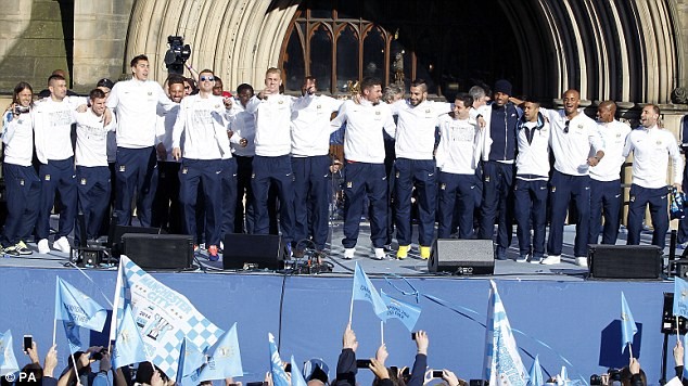 CĐV phấn khích leo cột điện xem Man City diễu hành - ảnh 3