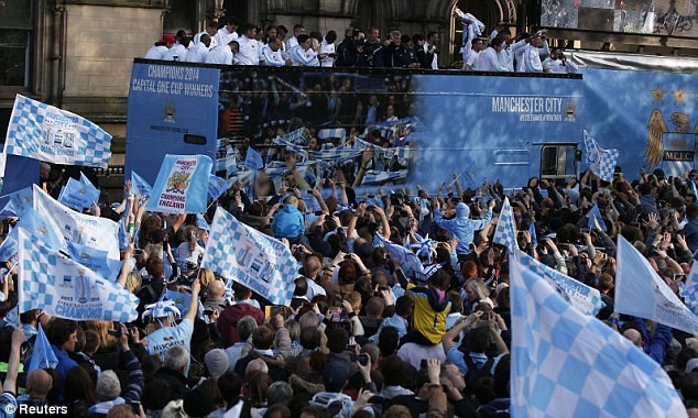 CĐV phấn khích leo cột điện xem Man City diễu hành - ảnh 4
