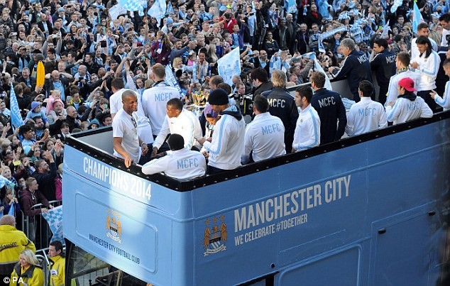 CĐV phấn khích leo cột điện xem Man City diễu hành - ảnh 14
