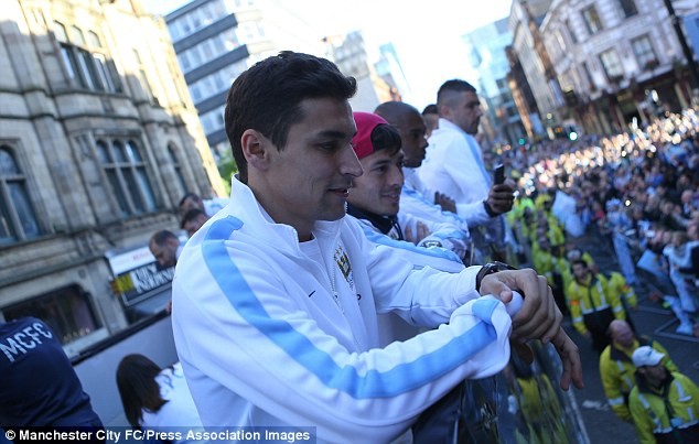 CĐV phấn khích leo cột điện xem Man City diễu hành - ảnh 8