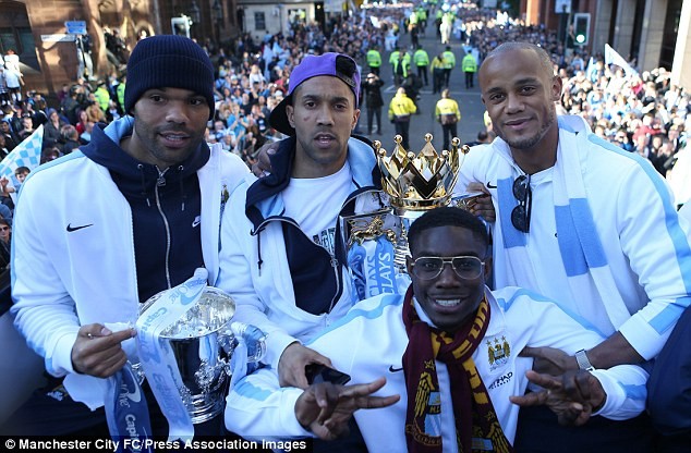 CĐV phấn khích leo cột điện xem Man City diễu hành - ảnh 9