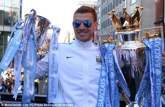 CĐV phấn khích leo cột điện xem Man City diễu hành - ảnh 10