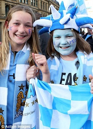 CĐV phấn khích leo cột điện xem Man City diễu hành - ảnh 7