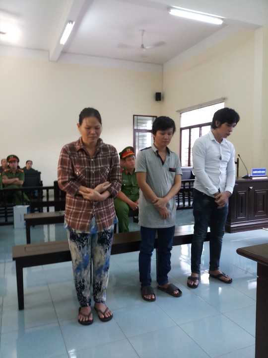 Tấn công cảnh sát, 3 người bị tuyên phạt tù - ảnh 1